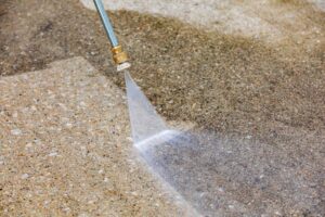 pressure washing dirty concrete driveway